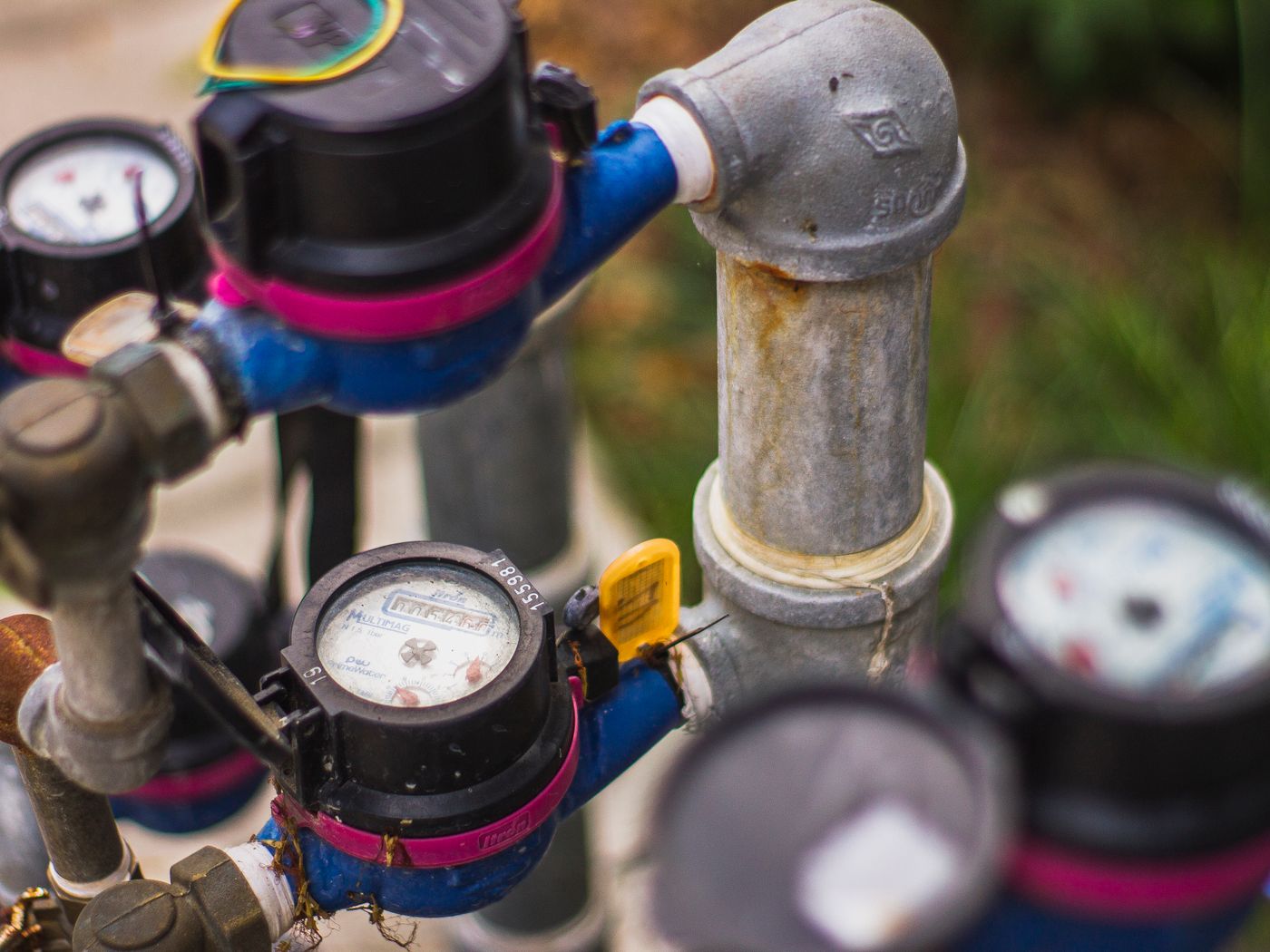 Water meter and backflow assembly with isolation valves on a commercial service
